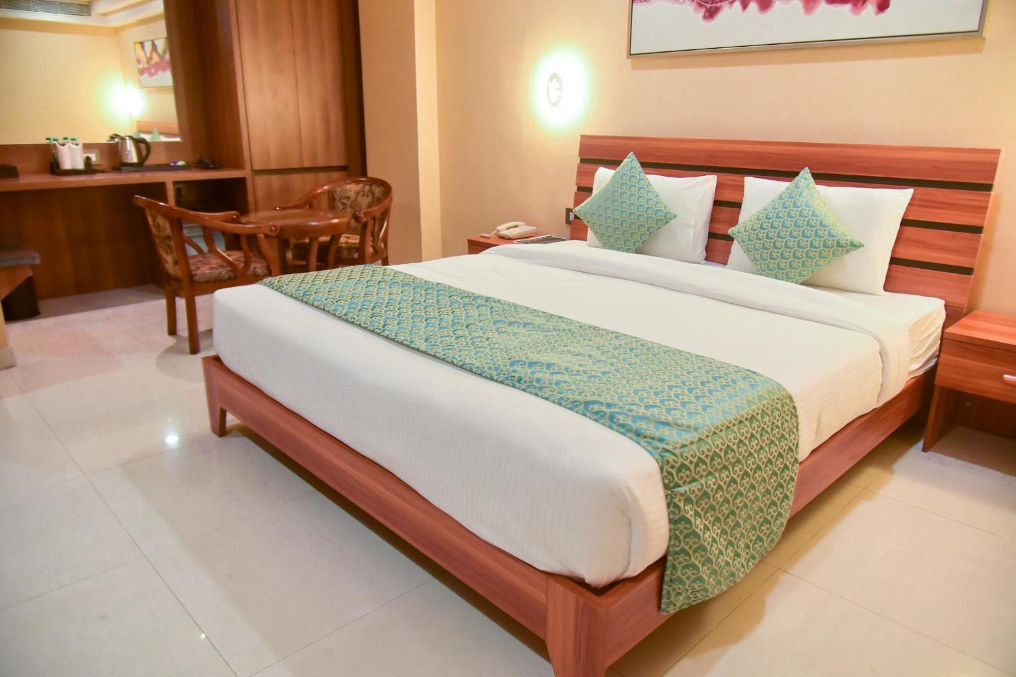 Hotel Apollo Grand Гувахати Екстериор снимка