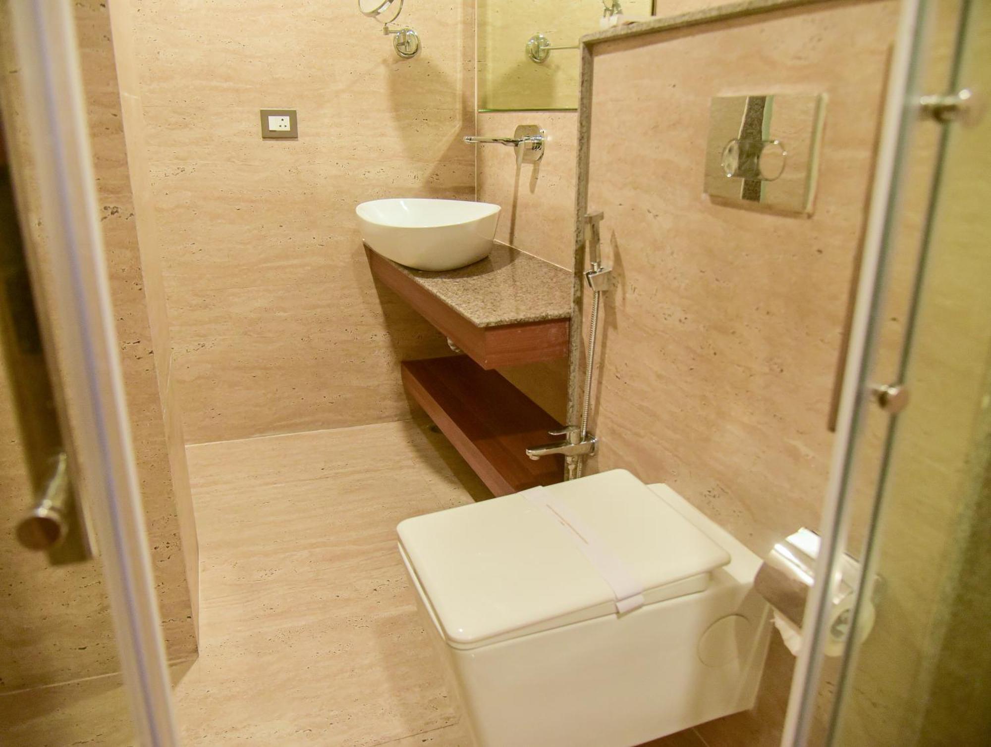 Hotel Apollo Grand Гувахати Екстериор снимка