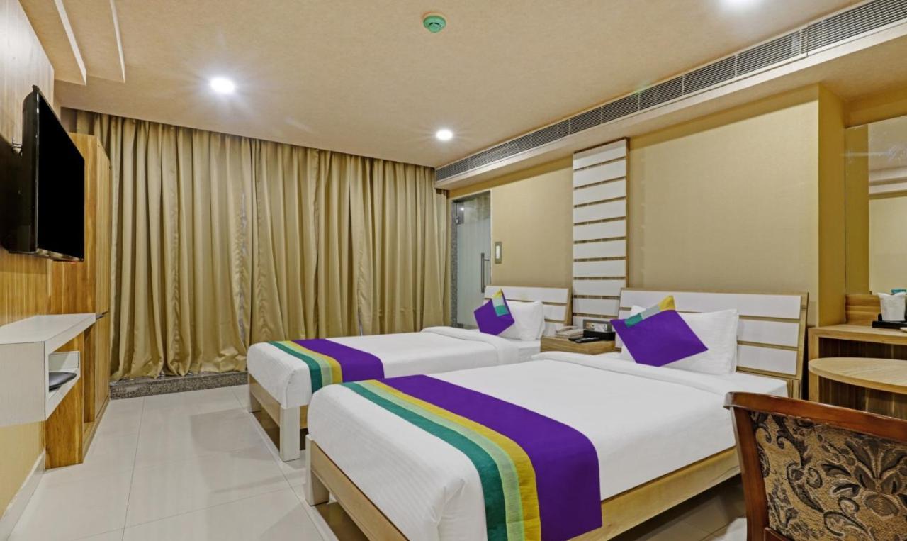 Hotel Apollo Grand Гувахати Екстериор снимка