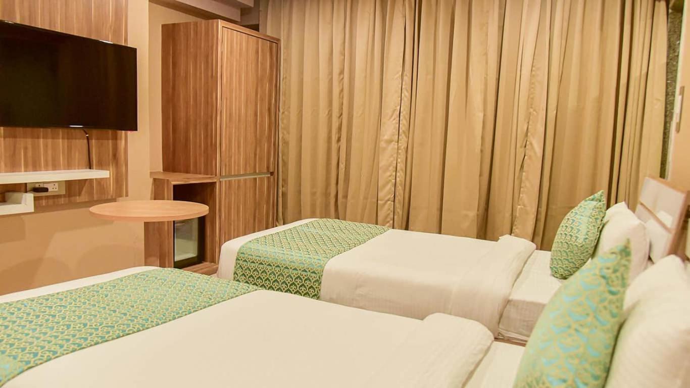 Hotel Apollo Grand Гувахати Екстериор снимка