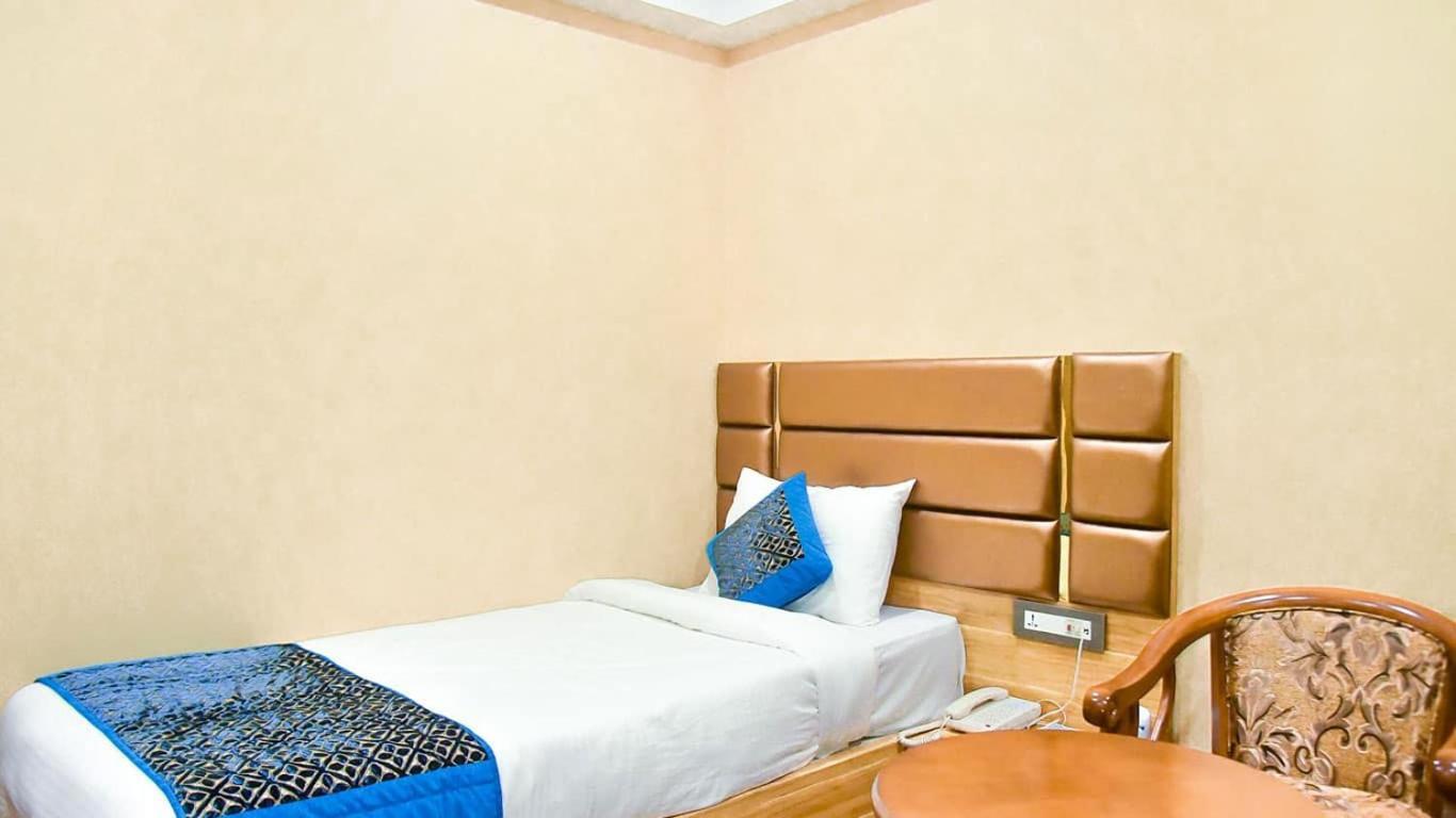 Hotel Apollo Grand Гувахати Екстериор снимка