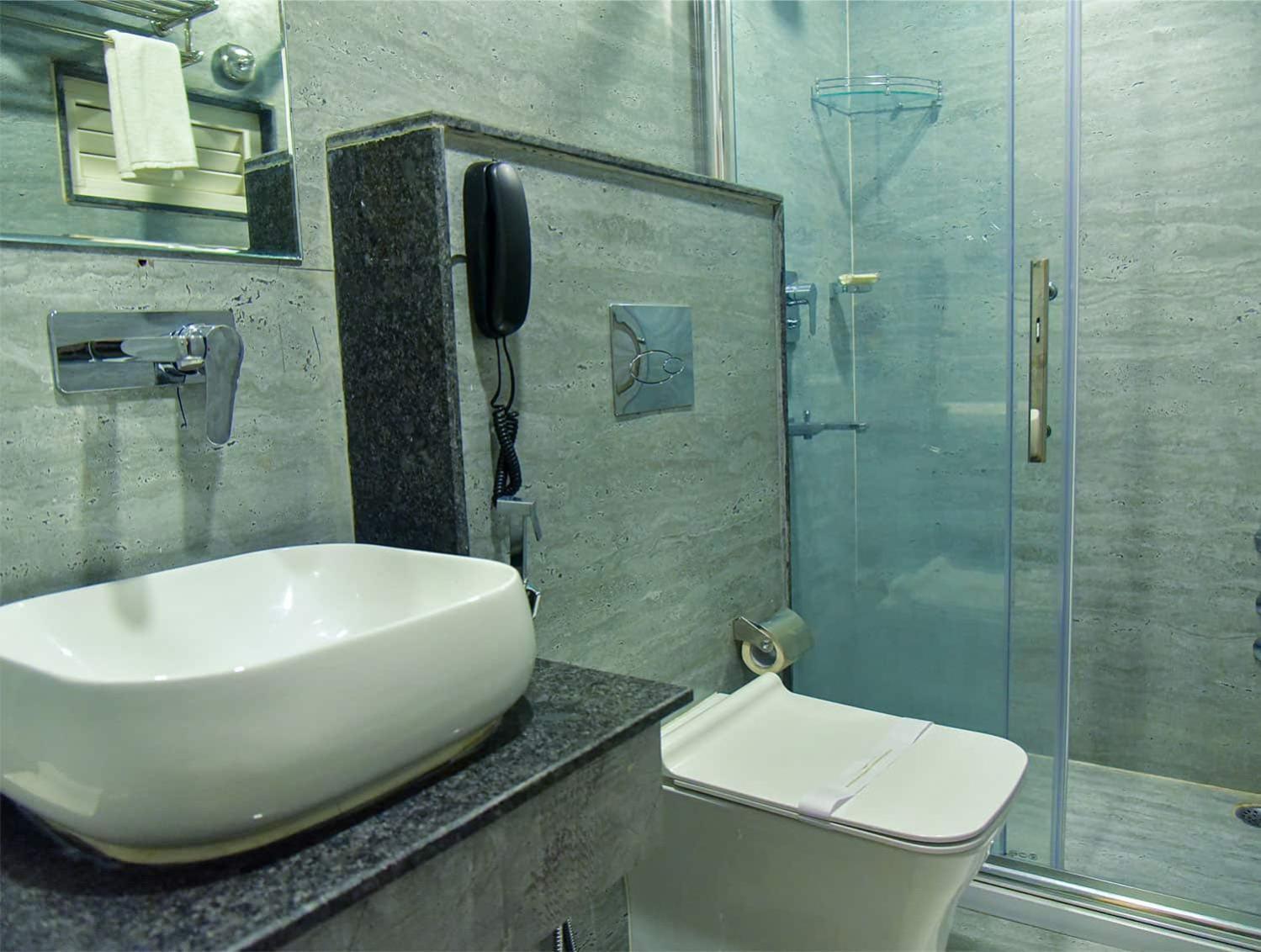 Hotel Apollo Grand Гувахати Екстериор снимка