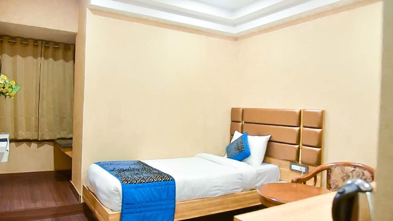 Hotel Apollo Grand Гувахати Екстериор снимка