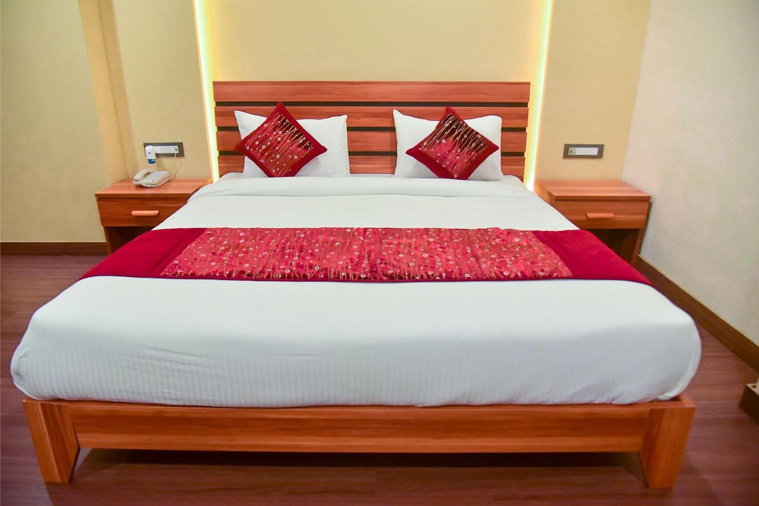 Hotel Apollo Grand Гувахати Екстериор снимка