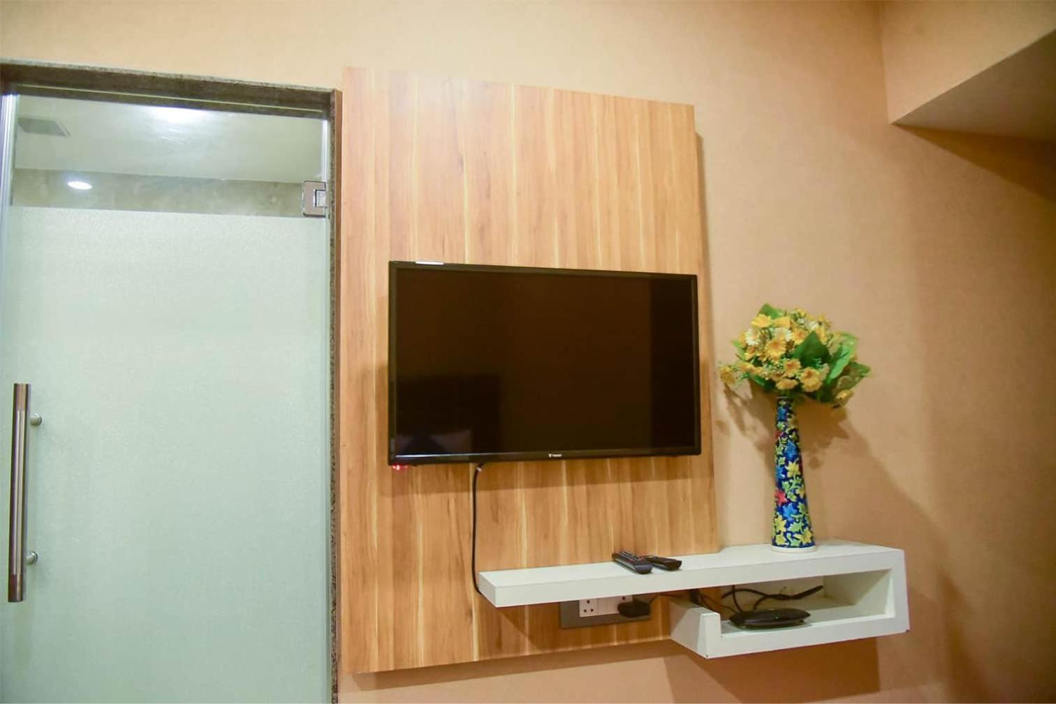 Hotel Apollo Grand Гувахати Екстериор снимка