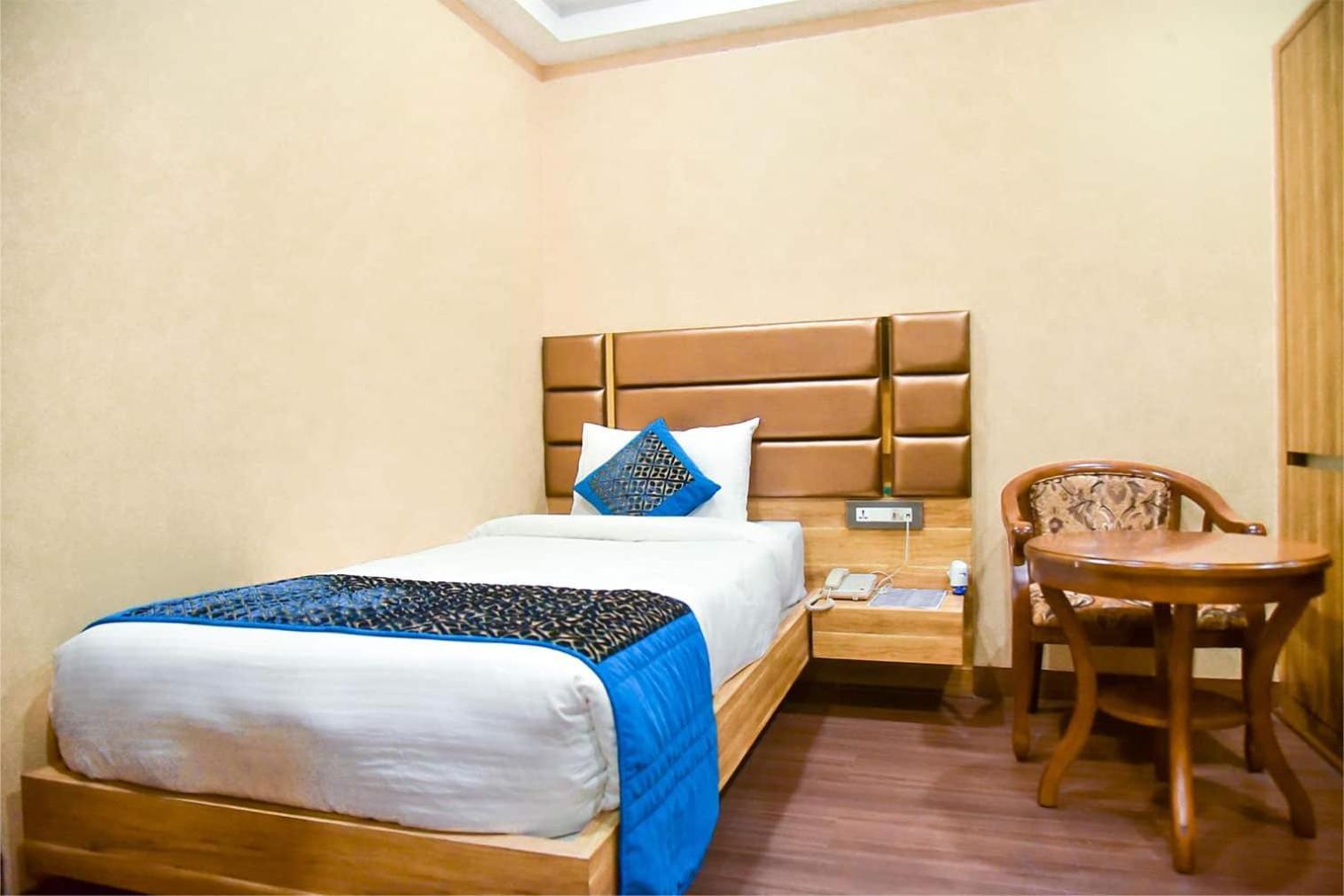 Hotel Apollo Grand Гувахати Екстериор снимка